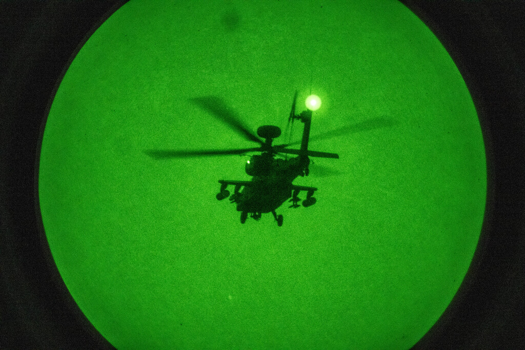 Dron Iraní de Bajo Costo Podría Haber Derribado Helicóptero Apache de 25 Millones de Dólares Cerca de Omán