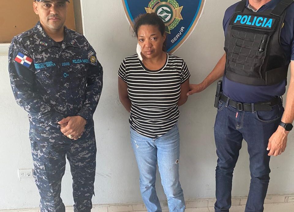Mujer arrestada en Montecristi por presunto homicidio de su hermana de crianza