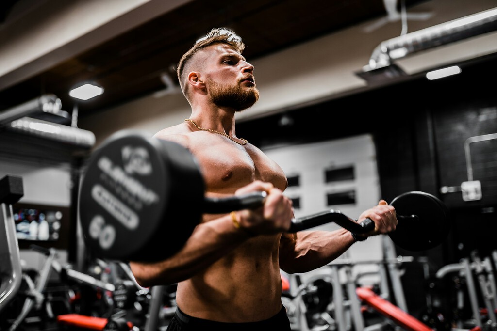 Nuevo estudio revela la eficacia de rutinas de resistencia básicas para el crecimiento muscular de los brazos