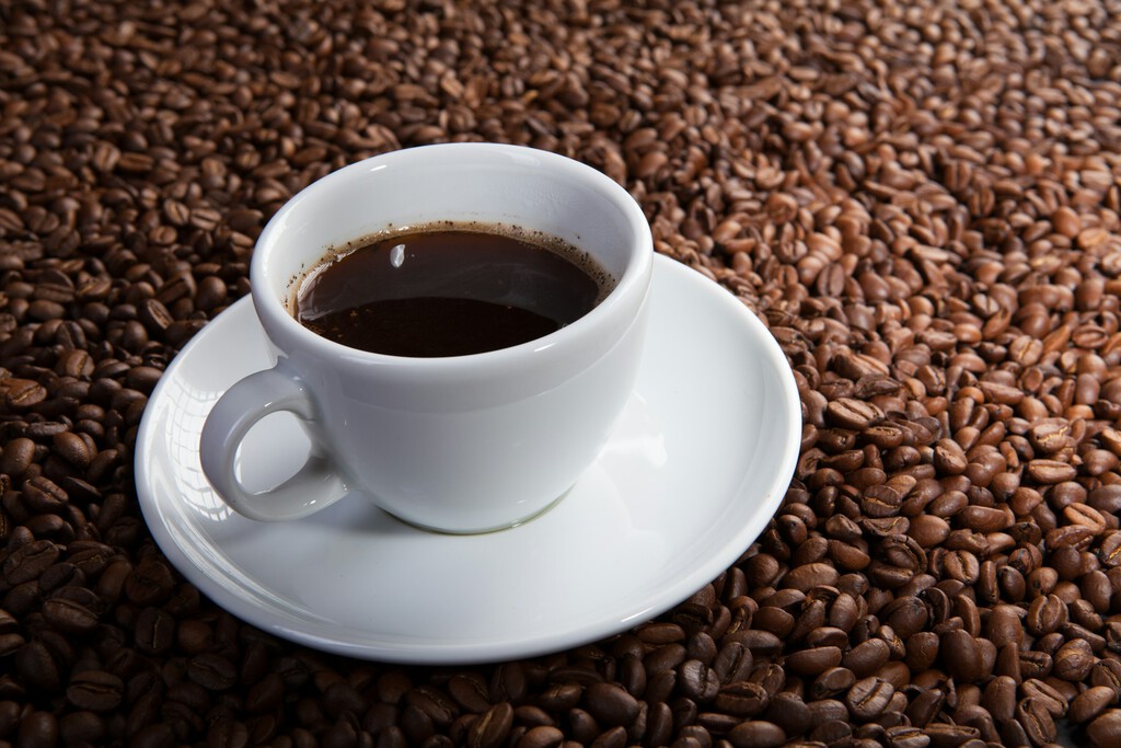 La cafeína: un préstamo de energía que bloquea el cansancio, no una fuente real