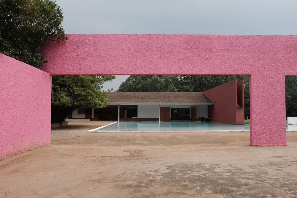 Luis Barragán: El arquitecto mexicano que enfrió casas con pintura y diseño, décadas antes del debate bioclimático
