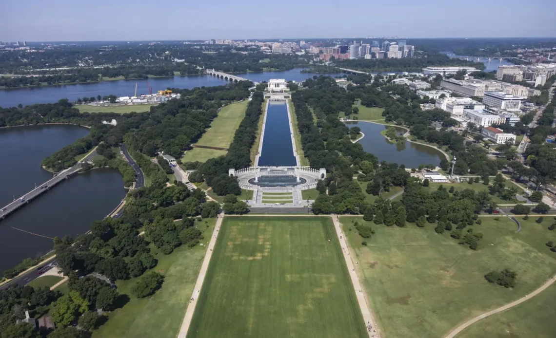 Grandes números ''8647'' aparecen en el césped de la Explanada Nacional de Washington, generando controversia