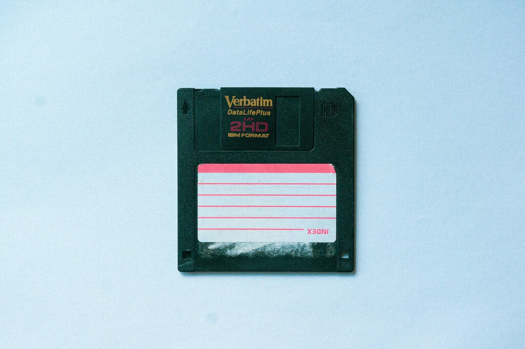 La iniciativa ''Fits on a Floppy'' propone un retorno al software compacto en la era de la IA