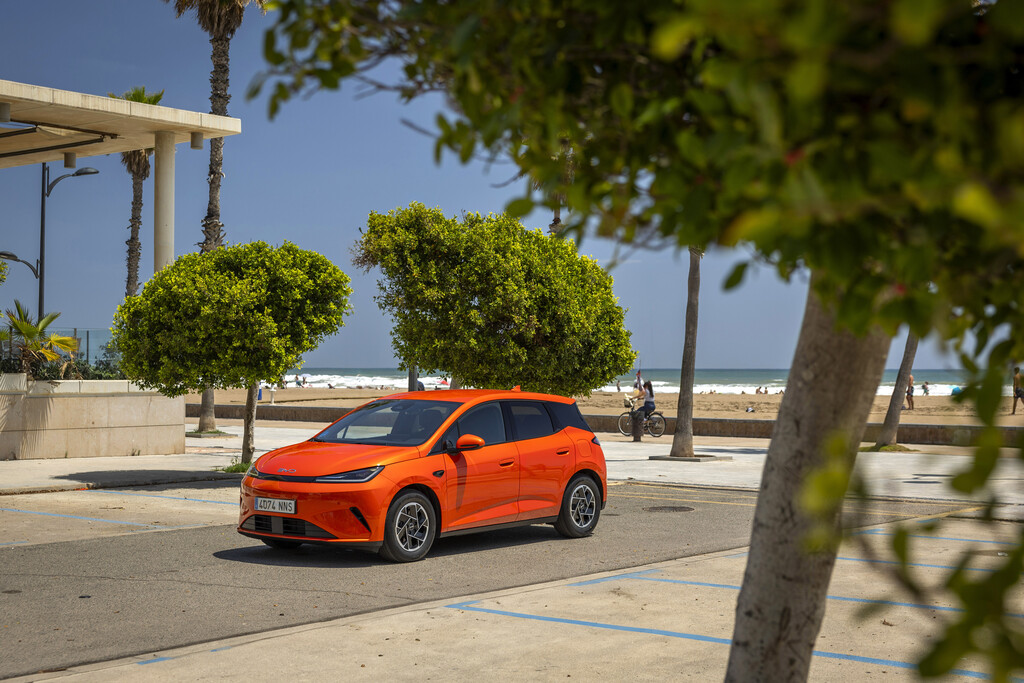 BYD Lanza el Dolphin G DM-i, un Híbrido Enchufable Compacto con Precios Altamente Competitivos en España