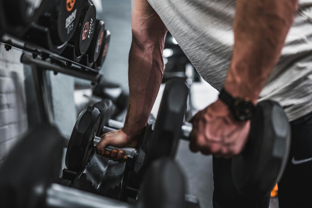 La ciencia revela la cantidad óptima de entrenamiento de fuerza semanal para reducir la mortalidad