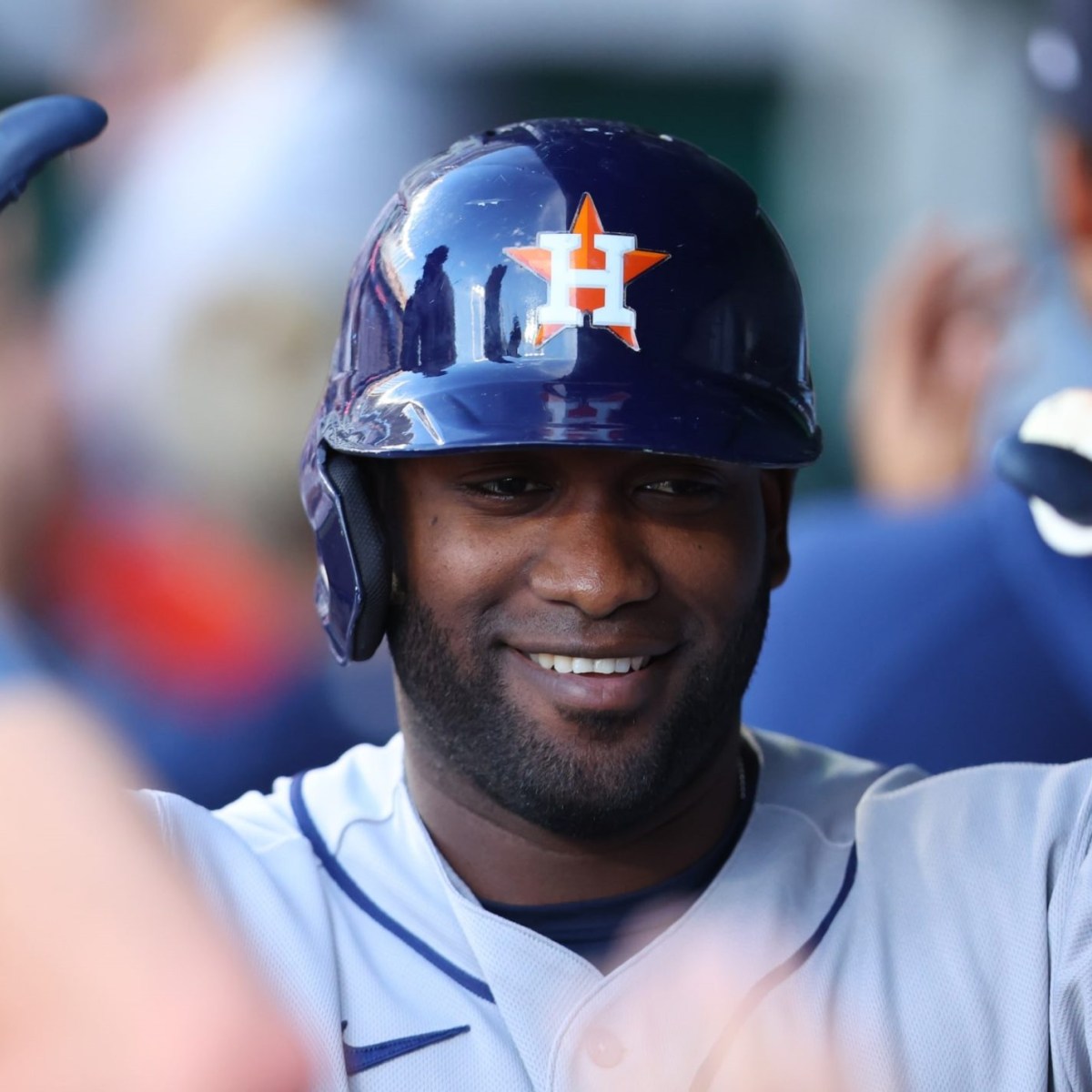 Yordan Álvarez Impulsa Seis Carreras con Dos Jonrones en un Solo Inning, Incluyendo un Grand Slam