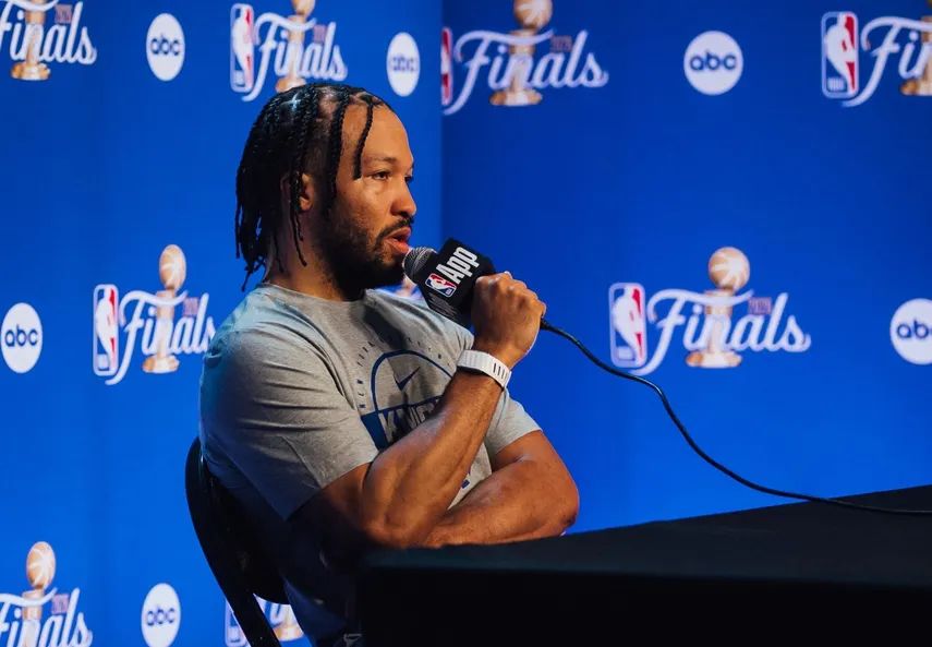 Jalen Brunson Evalúa su Desempeño como ''Intermedio'' en las Finales de la NBA