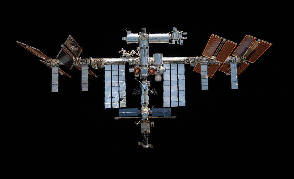 La NASA emite alerta de evacuación para astronautas en la Estación Espacial Internacional debido a una fuga de aire
