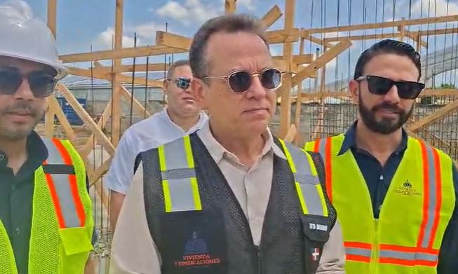 Ministro Ito Bisonó Evalúa Proyectos de Vivienda e Infraestructura en Santiago