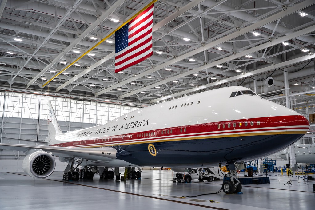 Estados Unidos incorpora un nuevo Boeing 747 a su flota presidencial, un ''regalo'' de Qatar que genera controversia