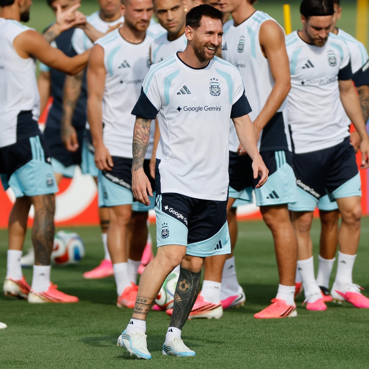 Messi busca romper récord goleador mientras se entrena en medio de noticias familiares