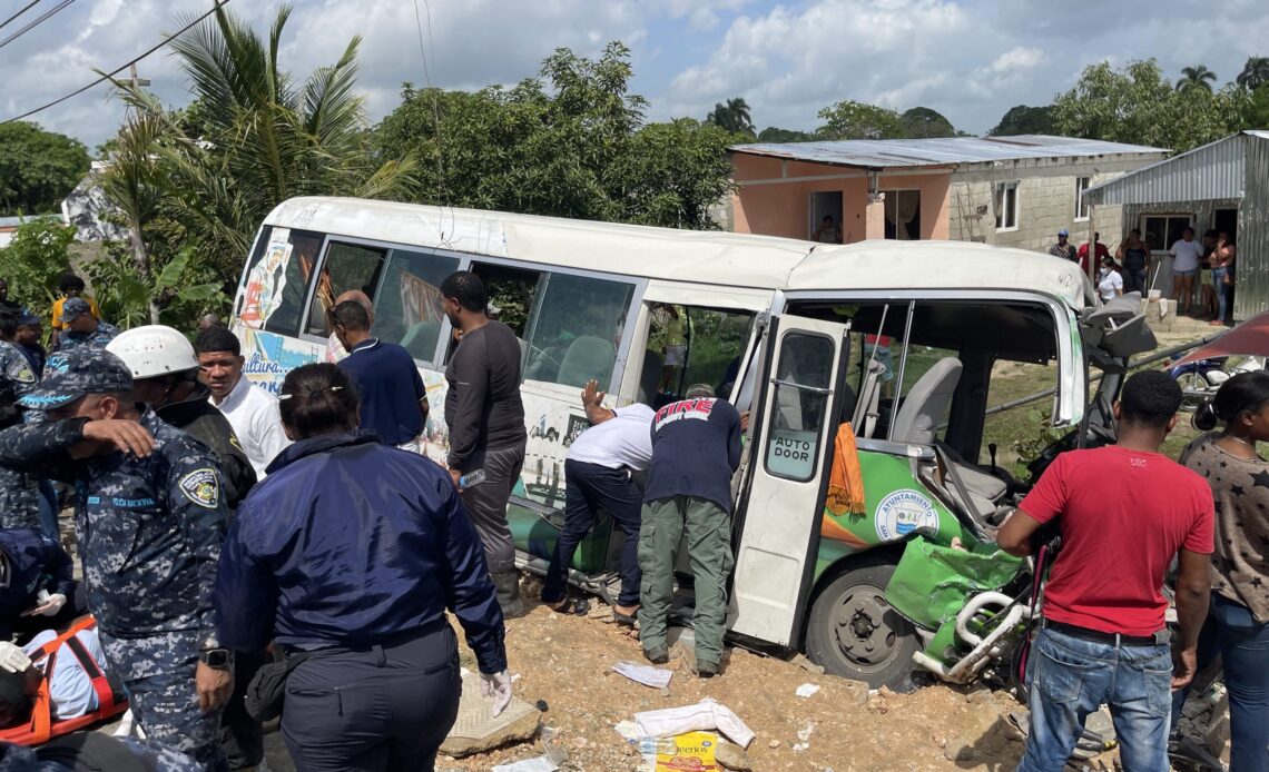 Dieciséis Heridos en Accidente de Vehículo de Supérate entre Consuelo y Hato Mayor