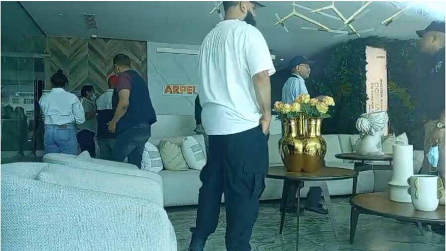 Autoridades Intensifican Investigación en Apartamento donde Hallaron Muertos a Madre e Hijo en Piantini