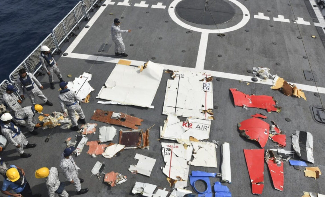 Prosiguel la búsqueda de cinco tripulantes tras el accidente de un avión de carga en Pakistán