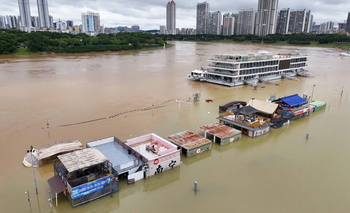 China Enfrenta Múltiples Desastres Naturales: Tornados, Tifón y Deslizamiento Cobran Vidas y Dejan Miles de Afectados