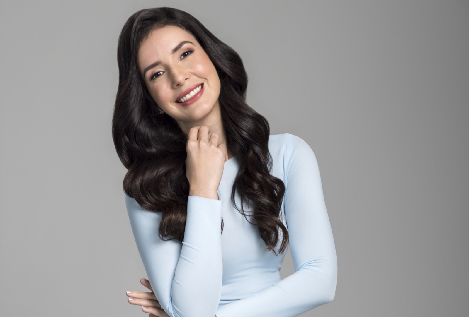 Karina Alarcón lanza “De Cerca” en formato podcast, ofreciendo una experiencia más íntima