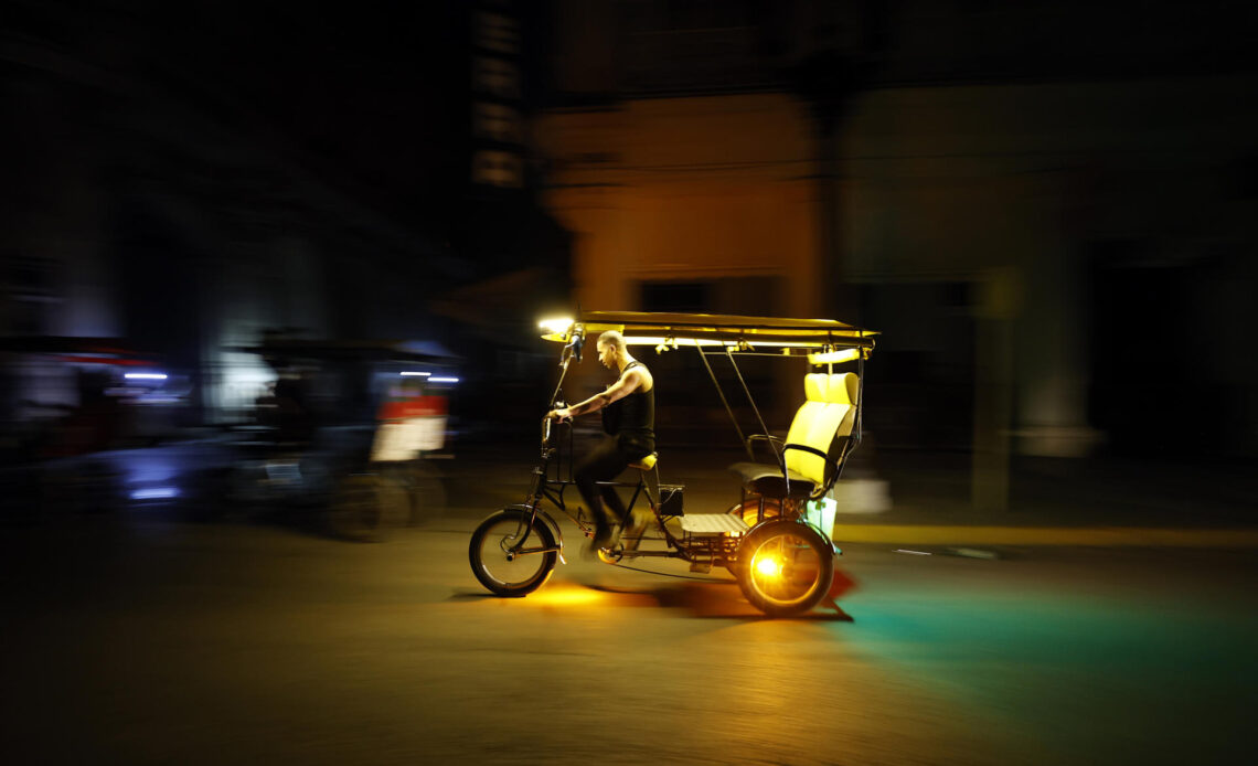 Cuba Restablece Parcialmente su Sistema Eléctrico Mientras Persisten Cortes de Energía Generalizados