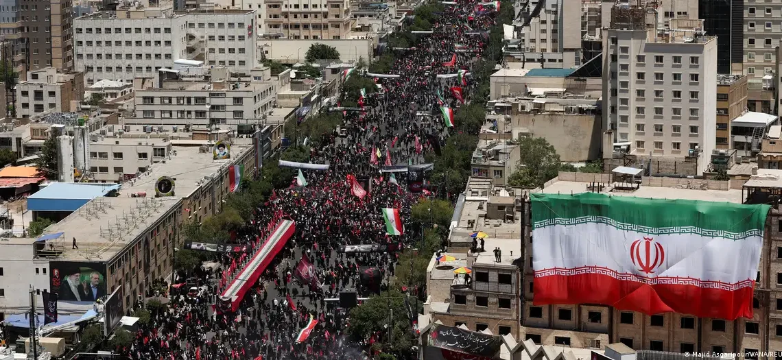 Irán Entierra a Alí Jamenei en Medio de Clamores de Venganza y Tensión con EE.UU.