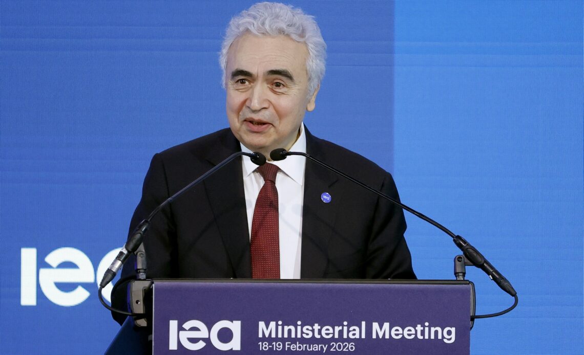 Agencia Internacional de Energía alerta sobre riesgos en el suministro global debido a la escalada en Oriente Medio
