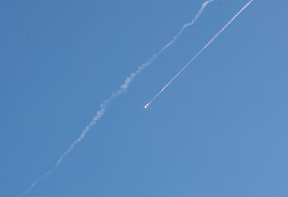 Irán Ejecuta Ataques con Misiles y Drones contra Bases Militares de EE. UU. en la Región