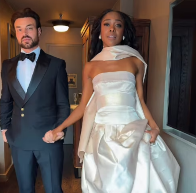 Bailarina de Taylor Swift Recibe Críticas por Vestido Claro en la Boda de la Cantante