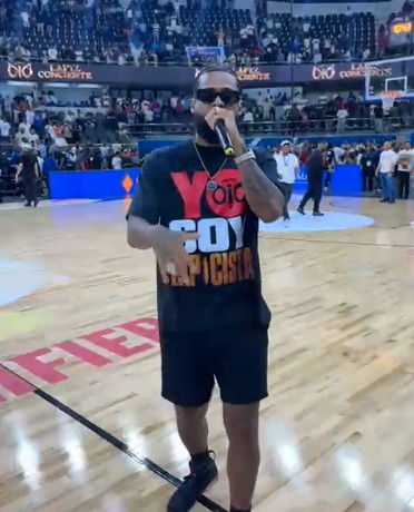 Lápiz Conciente Ameniza Musicalmente Tras Intenso Partido entre República Dominicana y Estados Unidos en la Arena Banreservas