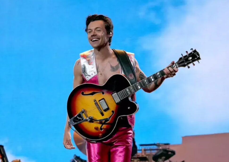 Harry Styles Expresa Gratitud a Exmiembros de One Direction en el Cierre de su Gira