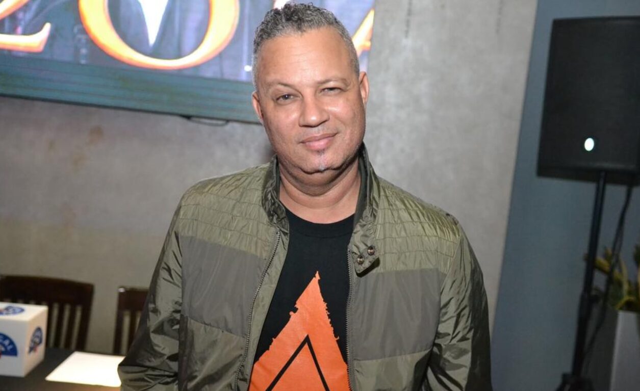 Mariano Lantigua, vocalista de Aljadaqui, denuncia restricción de acceso a la playa en hotel de Juan Dolio