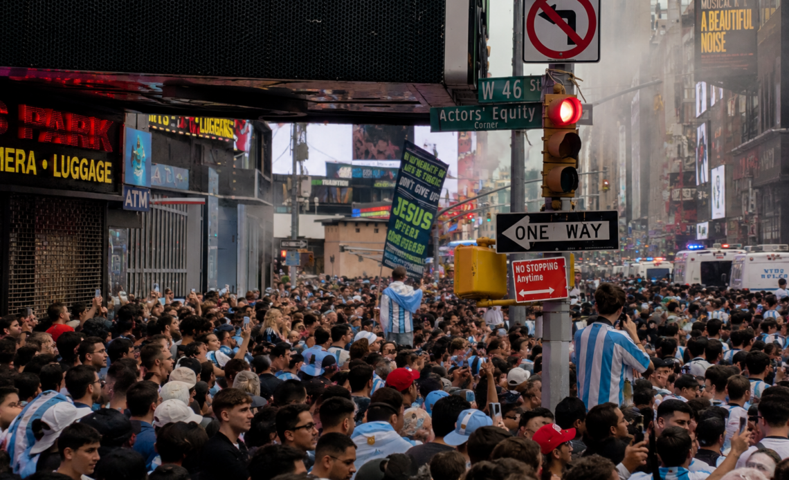 Aficionados Argentinos Desbordan Times Square Previo a la Final del Mundial