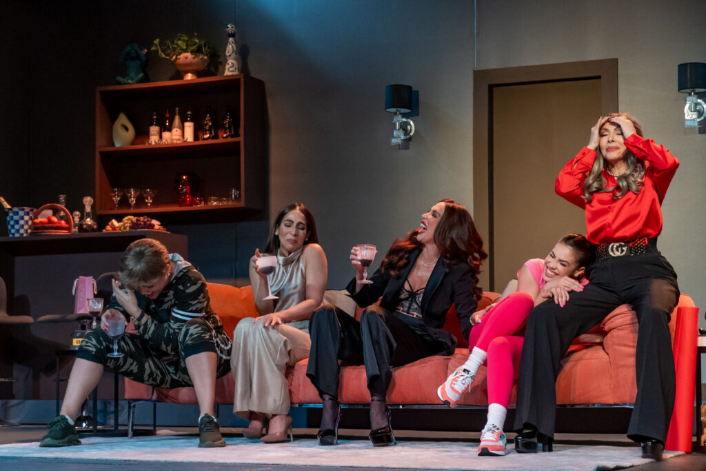 Estreno Exitoso de ''Nunca te fíes de una mujer despechada'' con Homenaje a La Beba Rojas