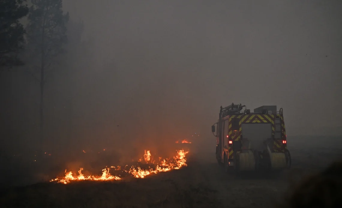 Francia logra contener el avance de un incendio masivo que desplazó a 220.000 personas