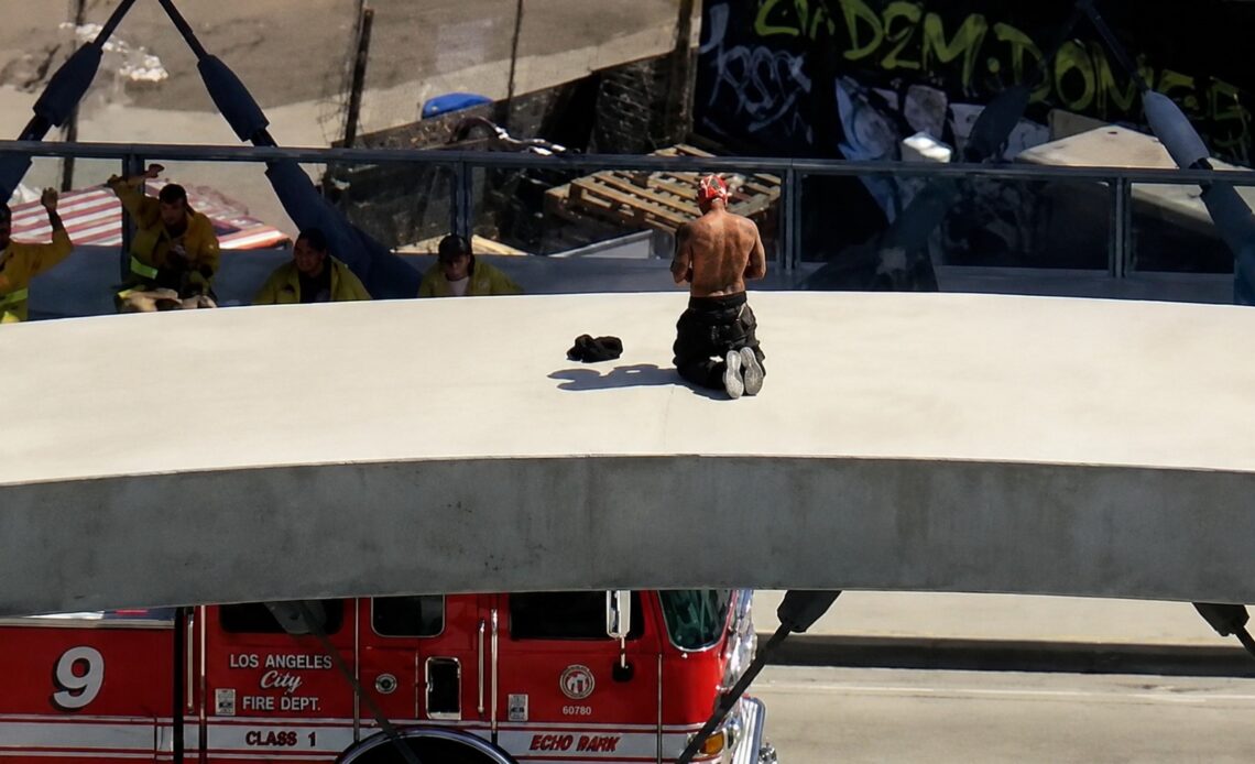 Interrupción vial en Los Ángeles por incidente en el Puente de la Calle 6