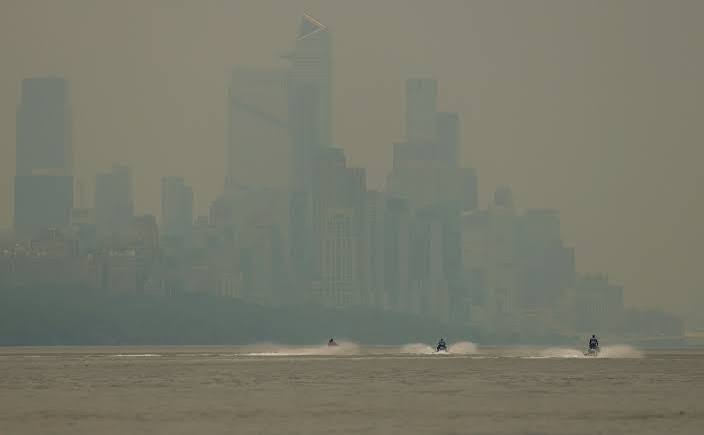 El humo de los incendios forestales de Canadá se propaga por EE.UU., generando riesgos sanitarios