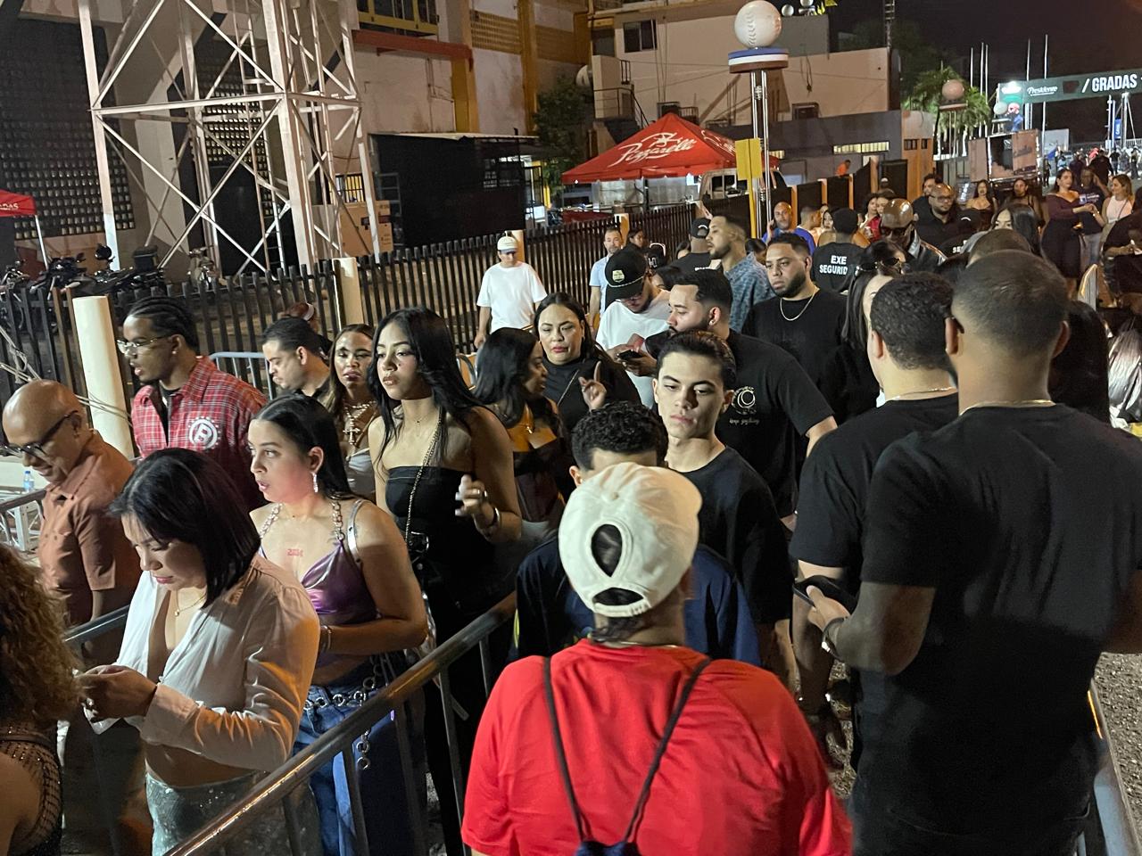 Fanáticos desbordan el Estadio Cibao para conmemorar dos décadas de trayectoria de Arcángel