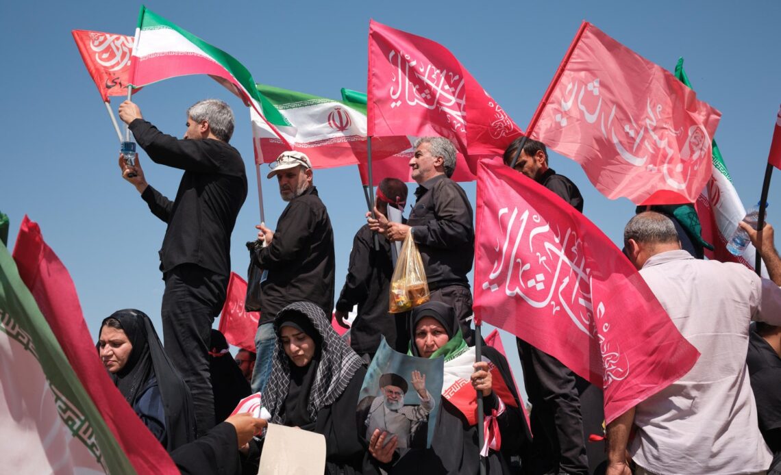 Masiva Procesión Fúnebre en Irán: Millones Claman Venganza por la Muerte de Alí Jameneí