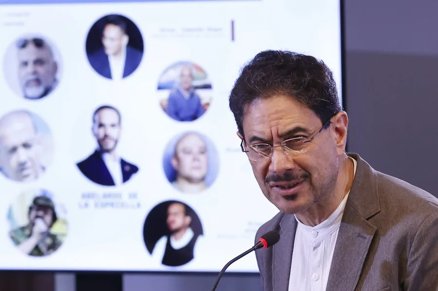 Iván Cepeda Adviere sobre la Configuración de un Gobierno Paramilitar en Colombia
