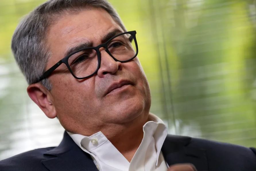 Expresidente Hernández retorna a Honduras para enfrentar acusaciones de fraude y lavado de activos