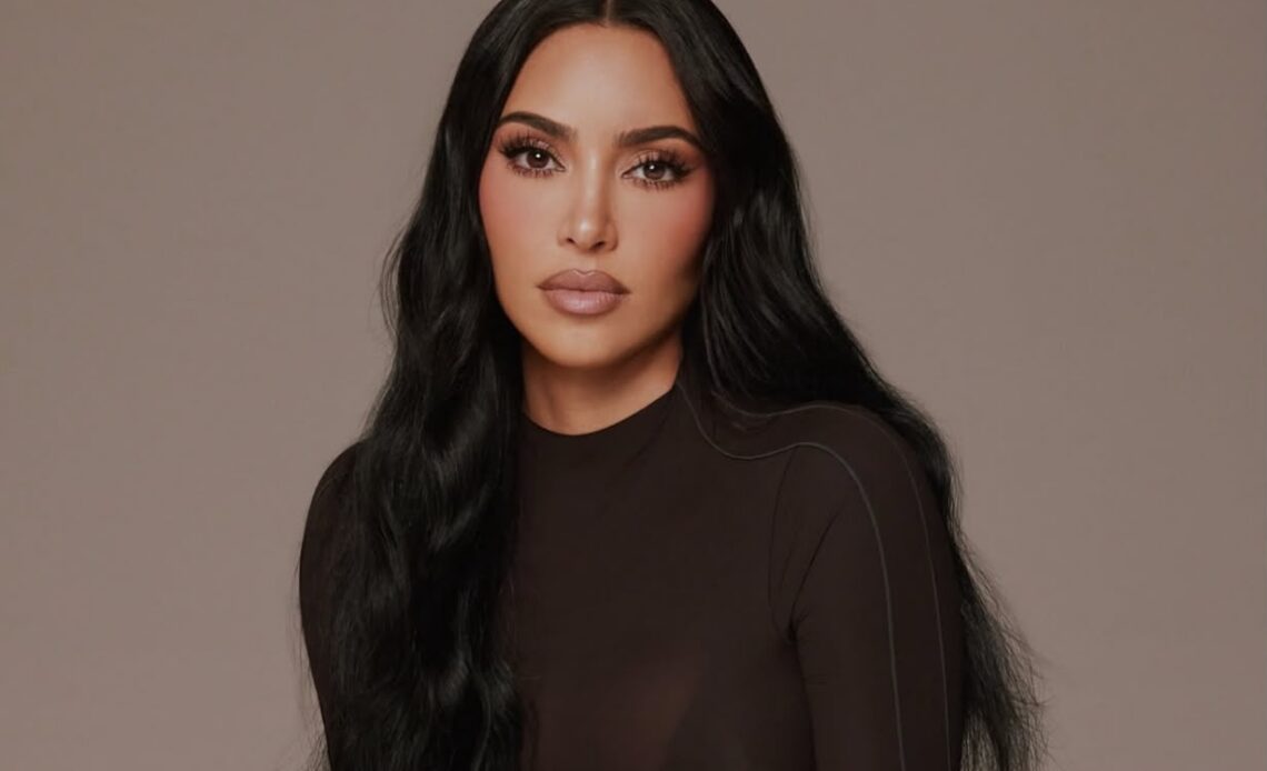 Kim Kardashian Aclara Controversia por Publicaciones Festivas Tras el Fallecimiento de su Abuela