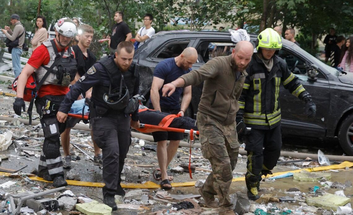 Aumentan a 20 las Víctimas Mortales en Reciente Ataque Ruso en Kiev y Vishneve