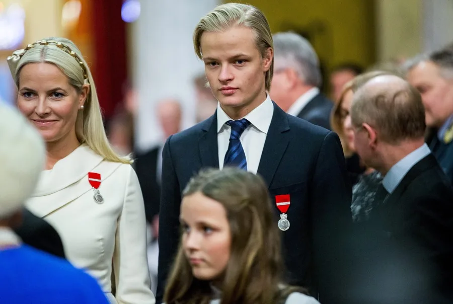 Hijo de la Princesa Mette-Marit de Noruega Cumplirá Arresto Domiciliario Tras Condena por Delitos Graves