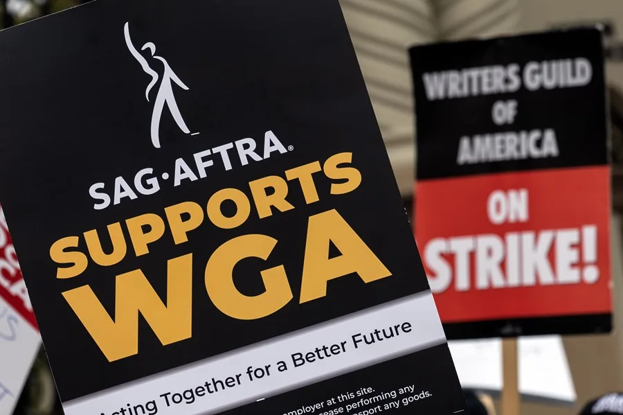 Sindicato de Guionistas de Hollywood Pide Medida Cautelar para Detener Fusión de Paramount y Warner Bros.