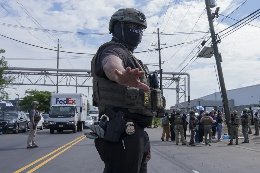 Agente de ICE Abate a Migrante Mexicano en Texas Durante Detención