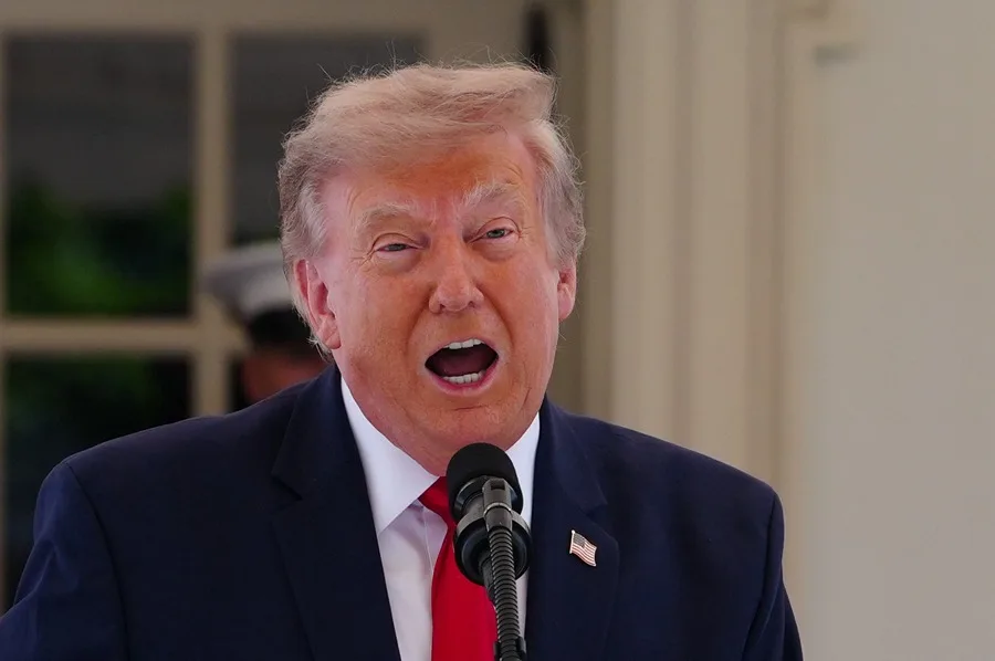 Trump Advierte a Irán Sobre Inminentes y Contundentes Ataques Militares