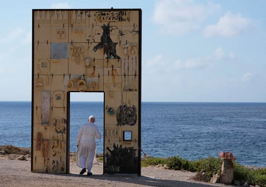 Papa León XIV Visita Lampedusa para Honrar a Migrantes Fallecidos y Reforzar Mensaje de Compasión