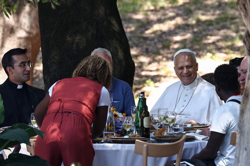Papa León XIV Comparte Almuerzo con Migrantes y Personas en Situación de Vulnerabilidad Durante su Descanso Estival