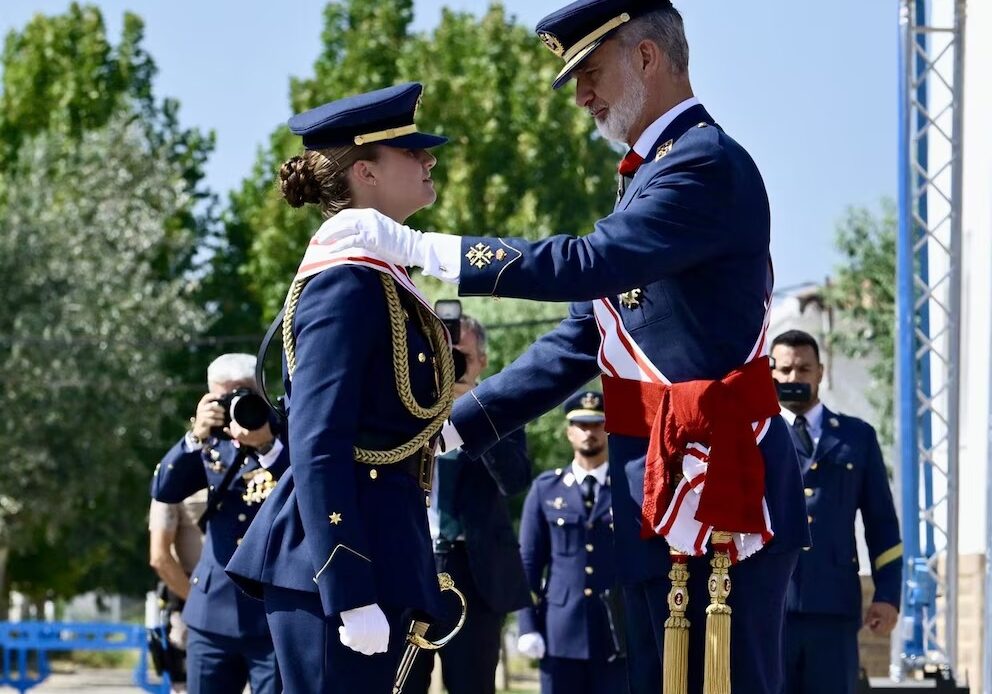 La Princesa Leonor Recibe la Gran Cruz al Mérito Aeronáutico al Concluir su Formación Militar