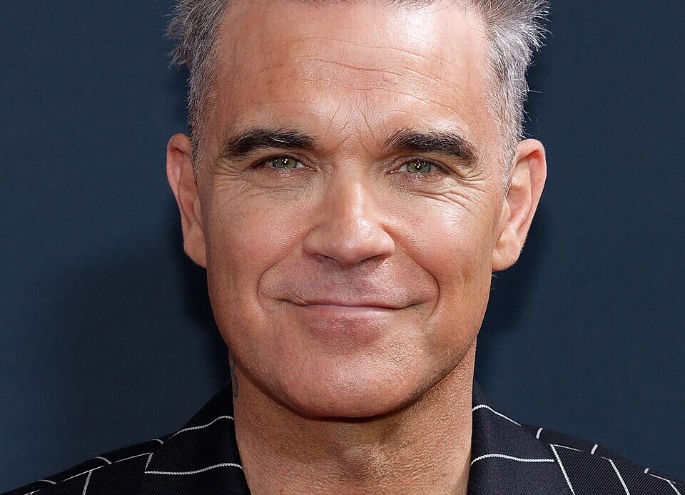 Robbie Williams Responde con Ironía a Rumores de Consumo de Sustancias Tras Incidente en Entrevista