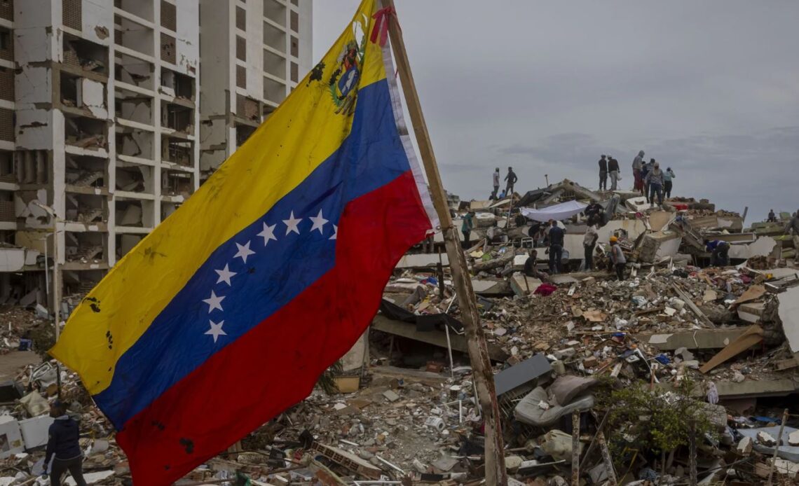 Familias venezolanas persisten en la búsqueda de sobrevivientes entre los restos tras devastadores sismos que dejan 2,645 víctim