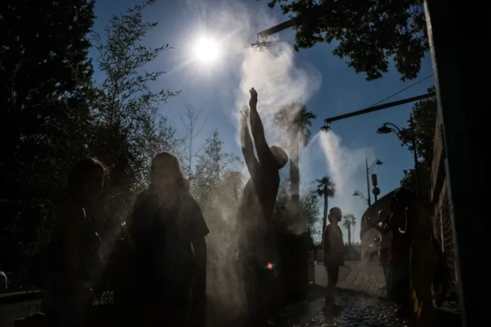 Dos Muertes y 53,000 Hogares Sin Luz Deja Fuerte Temporal en Francia