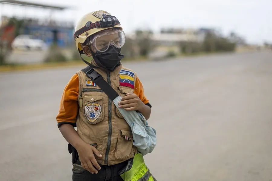 Niño de La Guaira se Destaca en Rescate de Mascotas Tras Sismo